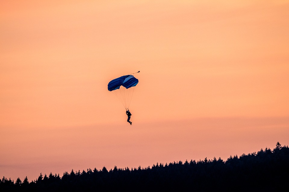 parachutist-3648824_960_720