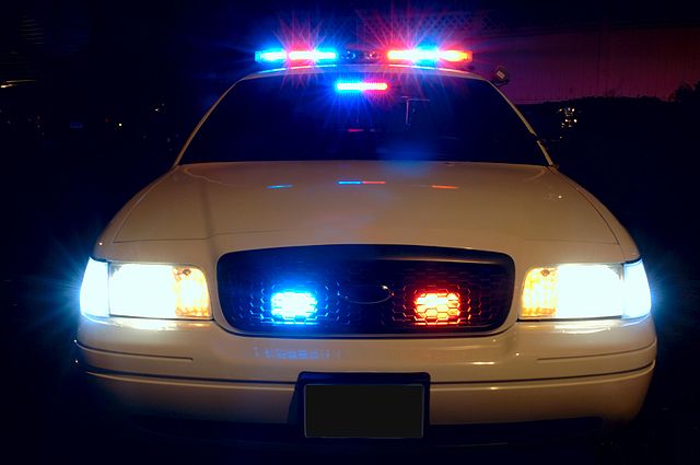 640px-Police_car_with_emergency_lights_on