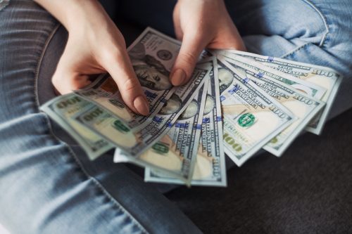 alexander-mils-lCPhGxs7pww-unsplash (1) CASH
