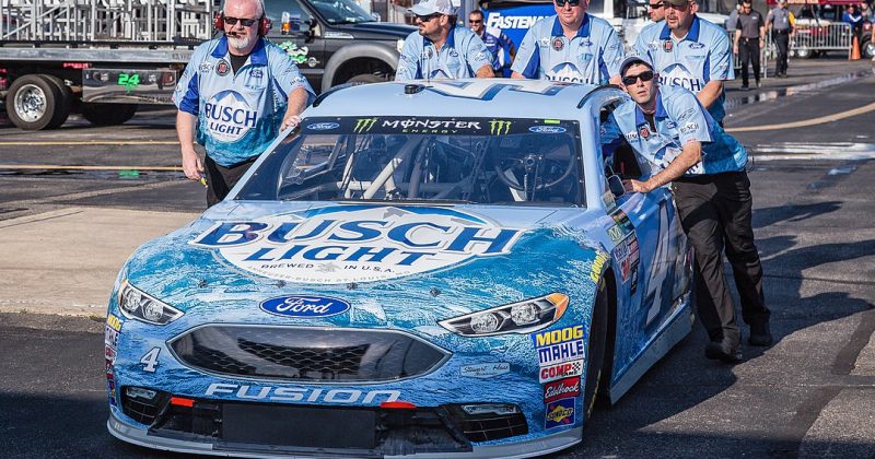 1080px-Qualifying_Day_Busch_Light_No_4_Ford_Richmond_Harvick